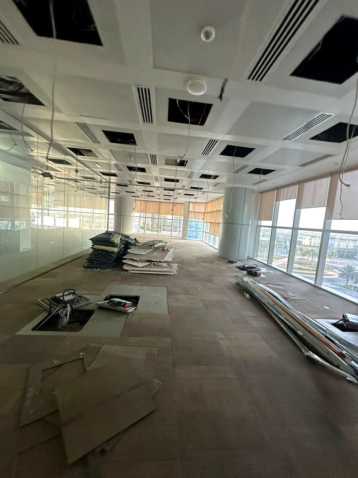 Floor plate after strip-out on the ADNEC Tower 4th floor, before partitions and ceilings